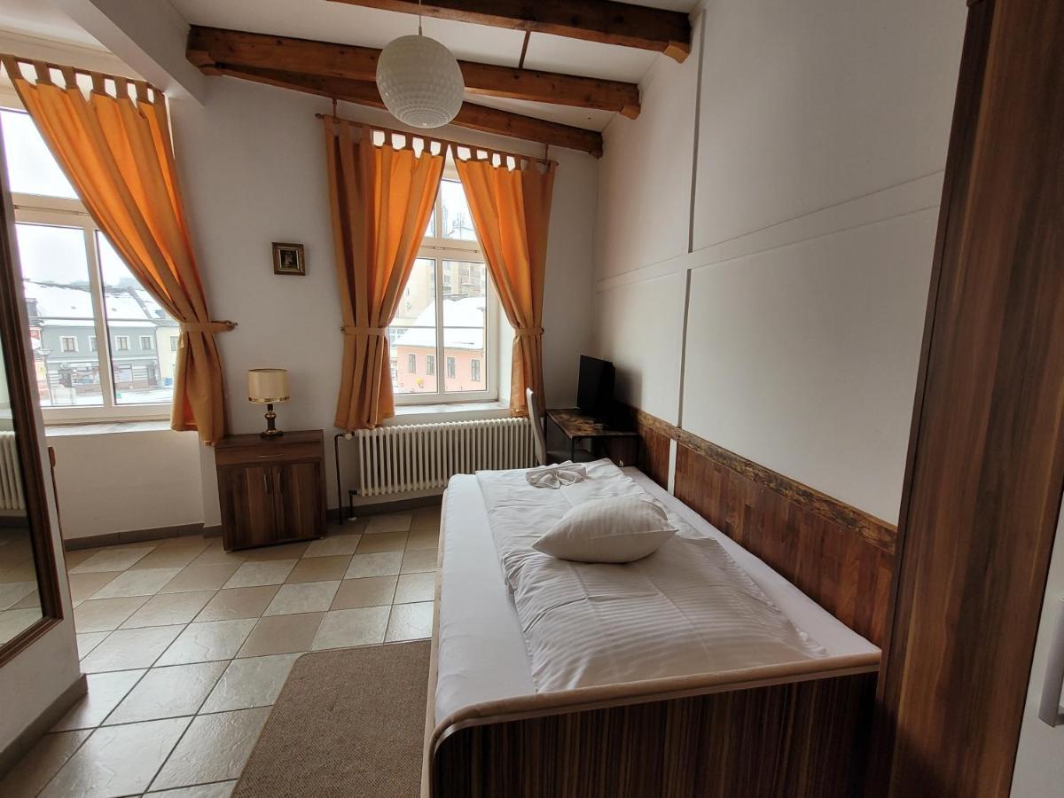 Hotel Koruna 耶塞尼克 外观 照片