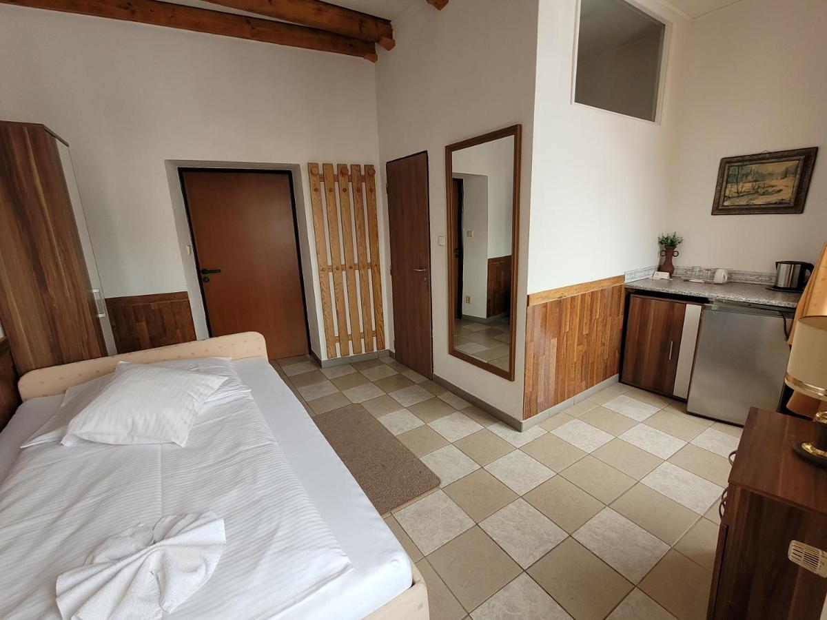 Hotel Koruna 耶塞尼克 外观 照片
