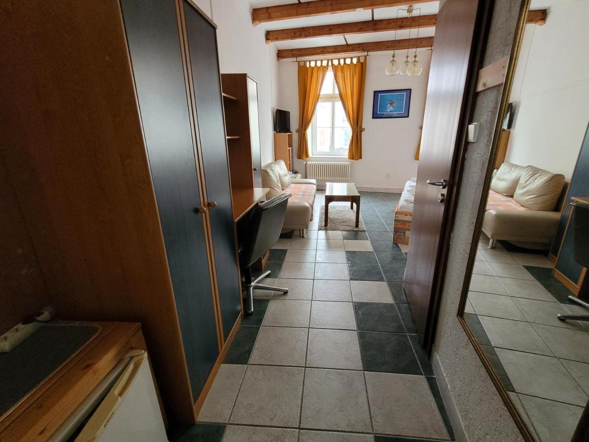 Hotel Koruna 耶塞尼克 外观 照片