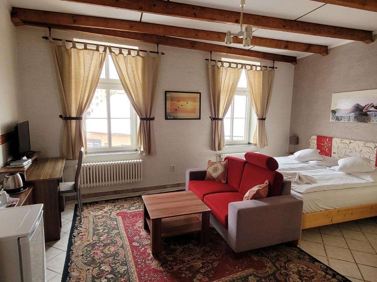 Hotel Koruna 耶塞尼克 外观 照片