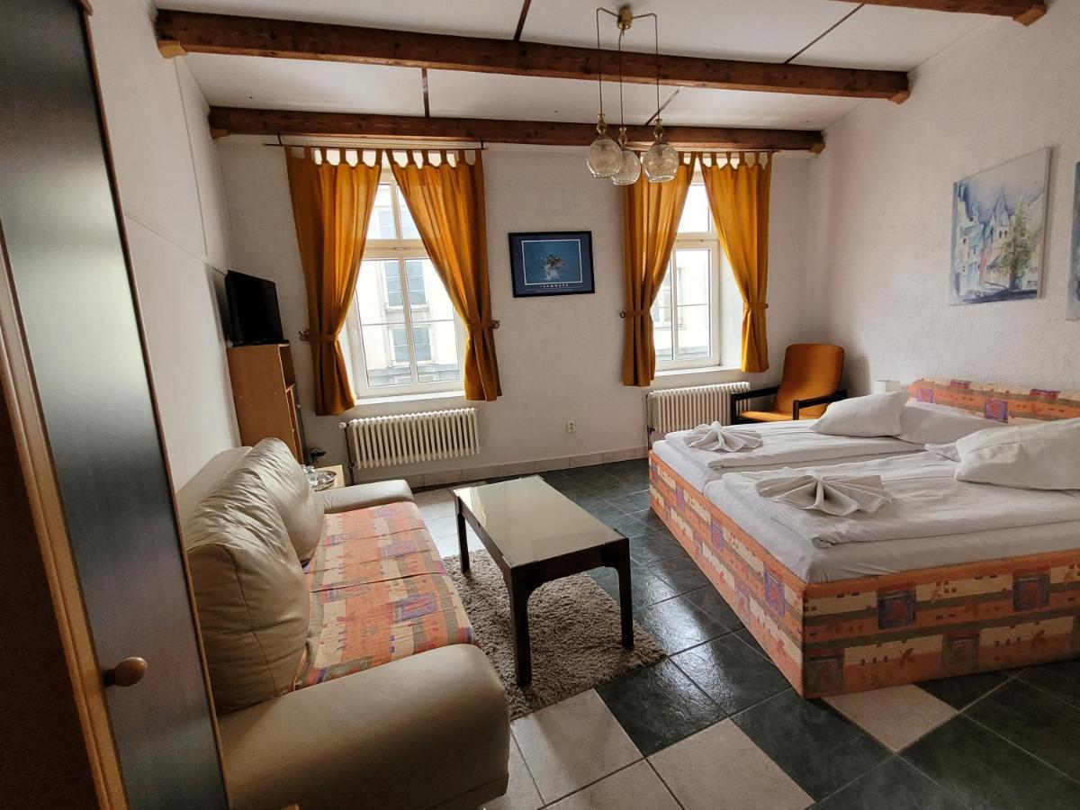 Hotel Koruna 耶塞尼克 外观 照片