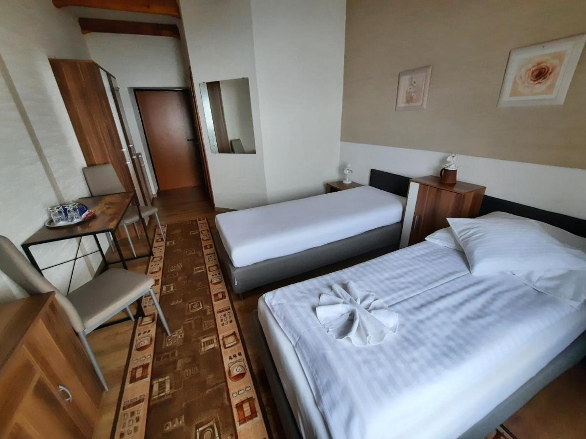 Hotel Koruna 耶塞尼克 外观 照片