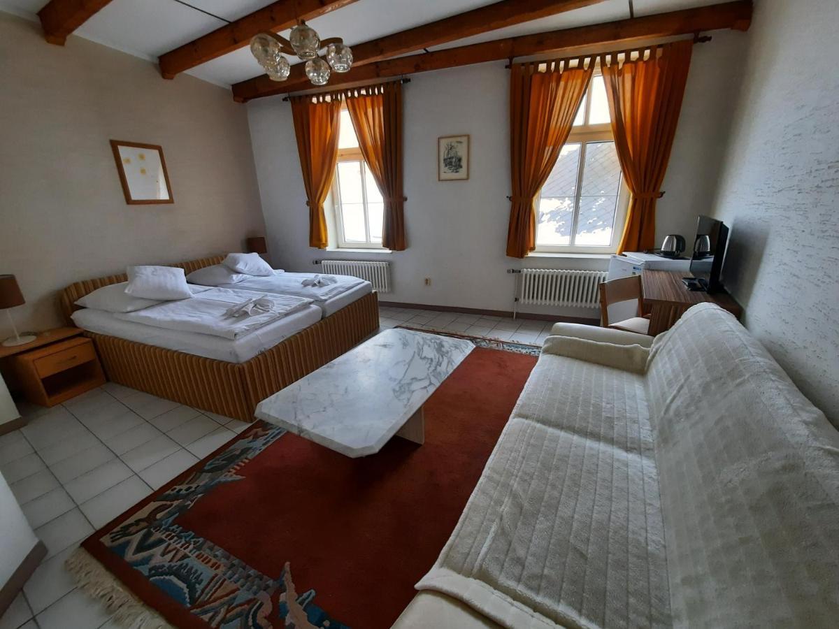 Hotel Koruna 耶塞尼克 外观 照片