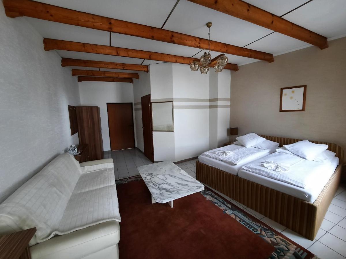 Hotel Koruna 耶塞尼克 外观 照片