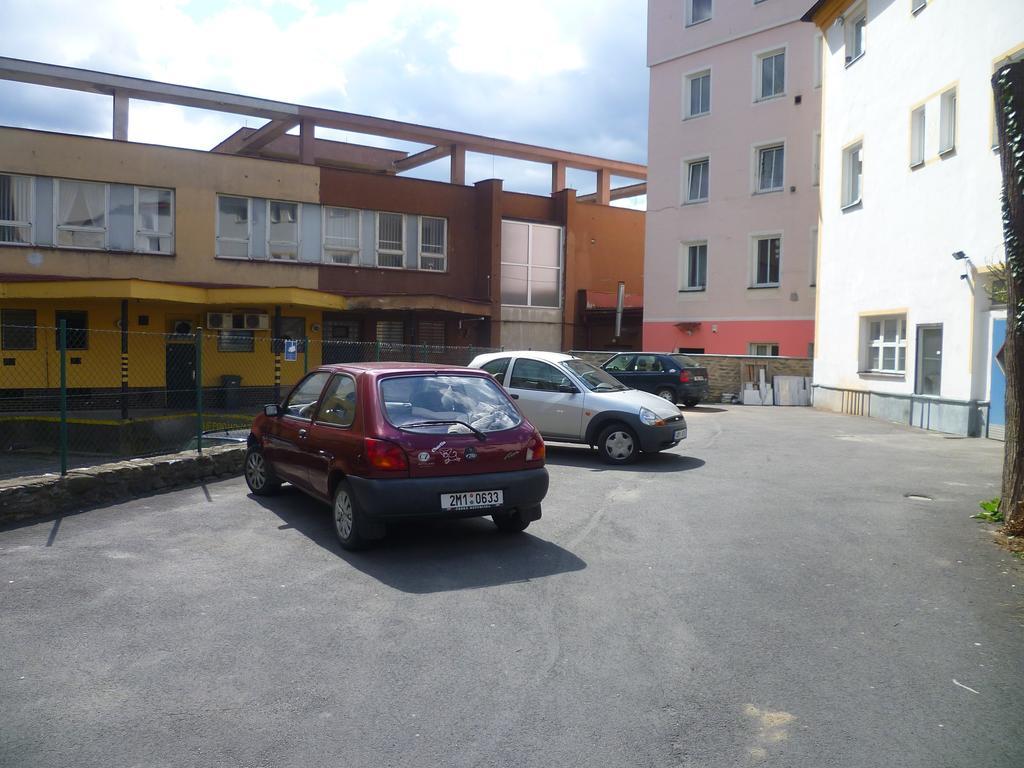 Hotel Koruna 耶塞尼克 外观 照片